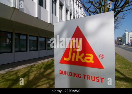 Zug, Schweiz - 26th. Februar 2021 : Sika AG unterzeichnet am Hauptsitz in Zug, Schweiz.Sika AG ist eine multinationale Schweizer Spezialchemie Stockfoto