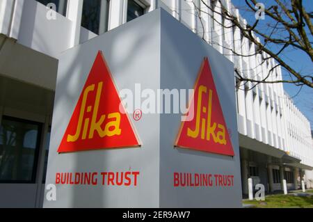 Zug, Schweiz - 26th. Februar 2021 : Sika AG unterzeichnet am Hauptsitz in Zug, Schweiz.Sika AG ist eine multinationale Schweizer Spezialchemie Stockfoto