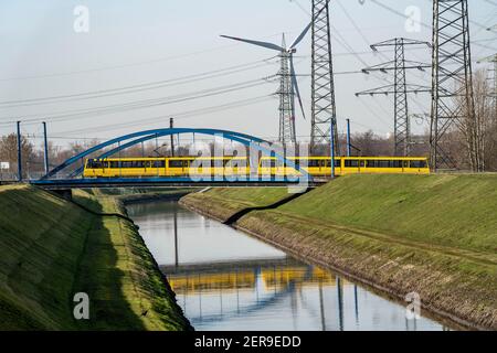 Die Emscher, Abwasser, wird nach der Fertigstellung des Emscher Abwasserkanals, Straßenbrücke, Straßenbahn, Zweigertbrücke, Karn renaturiert Stockfoto