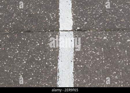Weiße Linie auf altem Asphalt gemalt, Straßenlinie Stockfoto