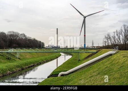 Die Emscher, Abwasser, wird nach der Fertigstellung des Emscher Abwasserkanals, Bottrop, Stadtgrenze zu Essen NRW, renaturiert Stockfoto