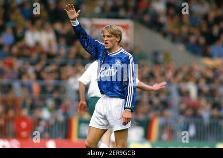 Uerdingen, Deutschland. 28th Feb, 2021. firo 03/20/1993 Fußball, Fußball, 1st Bundesliga, Staffel 1992/1993 Archivfoto, 92/93 Archivbilder, Werder Bremen - FC Schalke 04 2: 0 Mike Buskens, Halbfigur, Geste Quelle: dpa/Alamy Live News Stockfoto