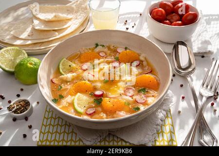 Nahaufnahme einer peruanischen Ceviche mit Fischstücken und Zitrusfrüchte Stockfoto