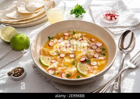 Nahaufnahme einer peruanischen Ceviche mit Fischstücken und Zitrone Stockfoto