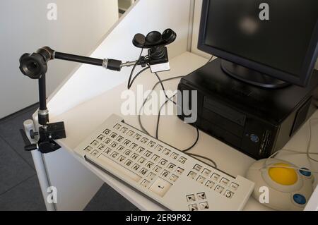 Computer für deaktivierte Benutzer. Es war ausgestattet mit alternativen Eingabegeräten wie Handsfree Kinn Maus, Adaptive Tastatur und Trackball Stockfoto