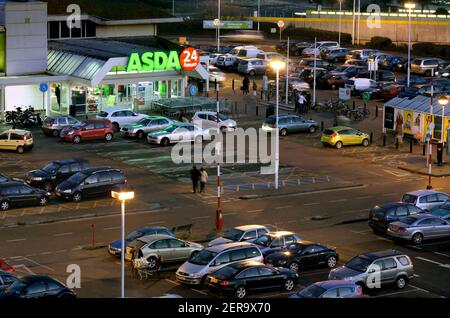 Asda 24 Stunden Supermarkt in der Nacht, Brighton Marina. Stockfoto