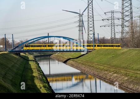 Die Emscher, Abwasser, wird nach der Fertigstellung des Emscher Abwasserkanals, Straßenbrücke, Straßenbahn, Zweigertbrücke, Karn renaturiert Stockfoto