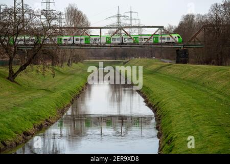 Die Emscher, Abwasser, wird nach der Fertigstellung des Emscher Abwasserkanals, Eisenbahnbrücke, S-Bahn, Oberhausen, N renaturiert Stockfoto