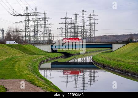 Die Emscher, Abwasser, wird nach der Fertigstellung des Emscher Abwasserkanals, Straßenbrücke, B224, Gladbacher Straße, hoch, renaturiert Stockfoto