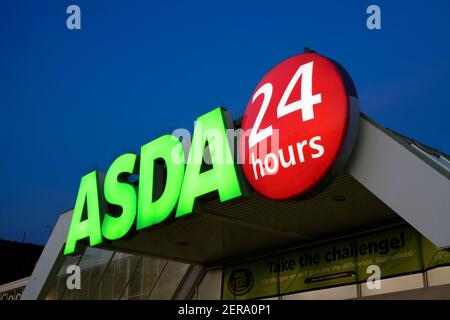 24 Stunden einkaufen, ASDA Supermarkt Schild, Brighton Marina. Stockfoto