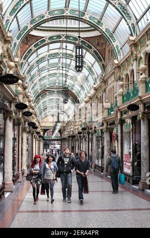 Die County Arcade im Zentrum von Leeds. Eine überdachte, verkehrsfreie Einkaufsstraße, die 1900 erbaut wurde und jetzt Teil des Victoria Quarter von Leeds ist. Stockfoto