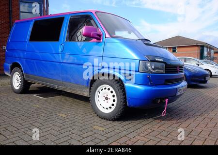 Februar 2021 - Volkswagen VW T4 Transporter in ein Camper mit übergroßen Sumpfreifen Stockfoto