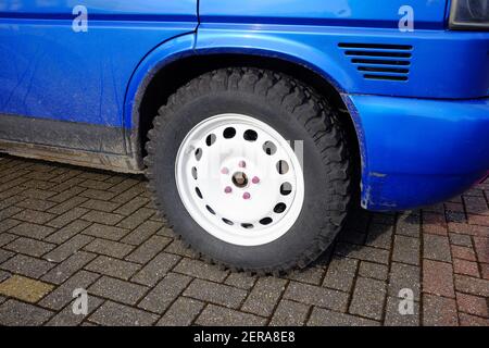 Februar 2021 - Volkswagen VW T4 Transporter in ein Camper mit übergroßen Sumpfreifen Stockfoto