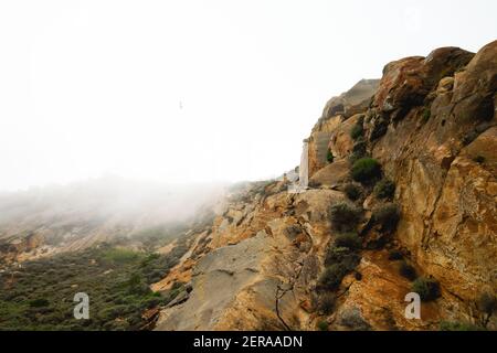 Stimmungsvolle Landschaft. Morro Rock an einem bewölkten Tag, Kalifornien Stockfoto