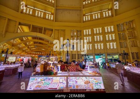 Innenraum des Central Market Building, Phnom Penh, Kambodscha. Das schöne Art Deco-Gebäude wurde vom französischen Architekten Jean Desbois entworfen und eröffnet Stockfoto