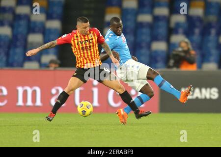 Beneventos italienischer Stürmer Gianluca Lapadula (L) fordert den Ball mit SSC Napoli's senegalesischem Verteidiger Kalidou Koulibaly während des Fußballspiels der Serie A zwischen SSC Napoli und Benevento im Diego Armando Maradona Stadium, Neapel, Italien, am 03. Februar 2021 Stockfoto