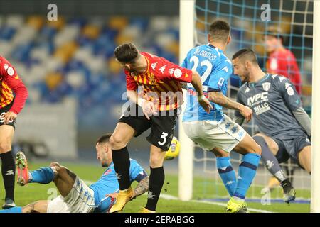 SSC Napoli italienischen Verteidiger Giovanni Di Lorenzo punktet gegen Benevento italienischen Torwart Lorenzo Montipo während der Serie A Fußballspiel zwischen SSC Napoli und Benevento im Diego Armando Maradona Stadium, Neapel, Italien, am 03. Februar 2021 Stockfoto