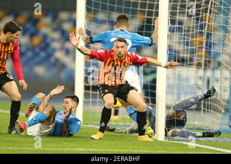 SSC Napoli italienischen Verteidiger Giovanni Di Lorenzo punktet gegen Benevento italienischen Torwart Lorenzo Montipo während der Serie A Fußballspiel zwischen SSC Napoli und Benevento im Diego Armando Maradona Stadium, Neapel, Italien, am 03. Februar 2021 Stockfoto