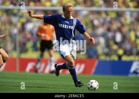 Uerdingen, Deutschland. 28th Feb, 2021. firo Fußball, Fußball, 1st Bundesliga, Staffel 1997/1998 Archivfoto, 97/98 Archivbilder, FC Schalke 04 Mike Buskens, Einzelaktion Quelle: dpa/Alamy Live News Stockfoto