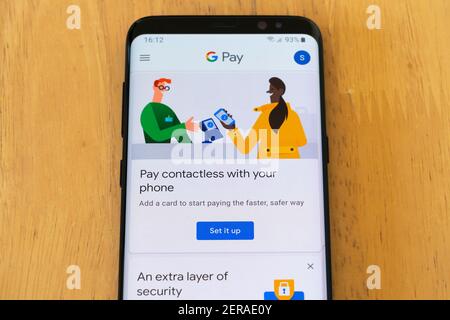 Die Google Pay App auf einem Smartphone-Bildschirm. Google Pay ist eine digitale Wallet-Plattform und Online-Zahlungssystem von Google entwickelt Stockfoto
