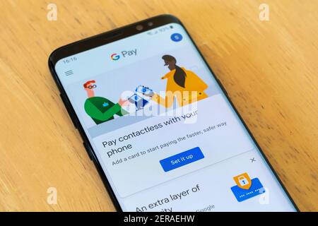 Die Google Pay App auf einem Smartphone-Bildschirm. Google Pay ist eine digitale Wallet-Plattform und Online-Zahlungssystem von Google entwickelt Stockfoto