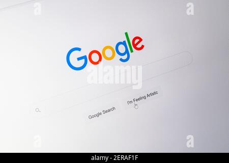 Die Google Homepage-Website mit dem Google-Logo, Suchleiste und ich fühle mich glücklich / künstlerische Taste in der englischen Sprache auf einem Computerbildschirm Stockfoto