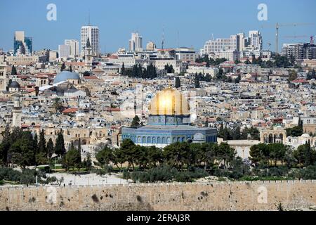 Berühmte "Dome of the Rock" auf Temple Mount und die Altstadt von Jerusalem mit der Skyline der neueren Teile der Stadt vom Ölberg aus gesehen Stockfoto