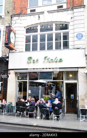 Menschen, die vor der Bar Italia in Soho, London, sitzen Stockfoto