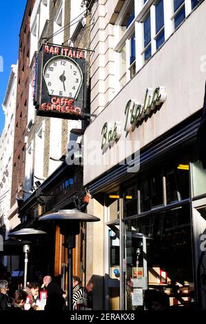 Menschen, die vor der Bar Italia in Soho, London, sitzen Stockfoto