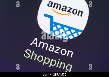 Eine Makroaufnahme des Amazon Shopping App Logos auf einem Smartphone Bildschirm. Amazon konzentriert sich auf E-Commerce, Cloud Computing, digitales Streaming und KI Stockfoto