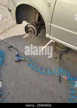 Ein Wechsel der Räder für das Auto im Frühjahr Stockfoto