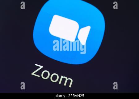 Eine Makroaufnahme des Zoom App Logos auf einem Smartphone Bildschirm. Zoom ist ein Videotelefony Software-Programm von Zoom Video Communications entwickelt Stockfoto