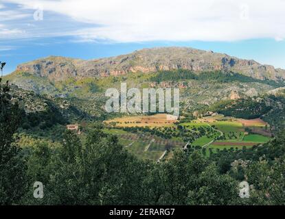 Blick Von Lluc Auf Das Fruchtbare Tal Sa Plana Balearen Insel Mallorca auf EINEM sonnigen Wintertag mit EINEM Wenige Wolken Am Blauen Himmel Stockfoto