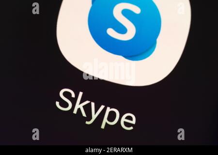 Eine Makroaufnahme des Skype-App-Logos. Skype ist eine Telekommunikationsanwendung, die sich auf Video-Chat und Sprachanrufe spezialisiert hat Stockfoto