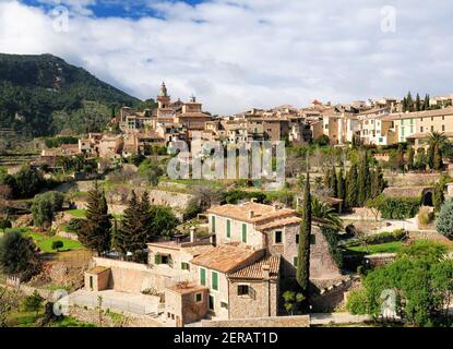 Blick Auf Das Malerische Historische Dorf Valldemossa Auf Balearen Insel Mallorca an EINEM sonnigen Wintertag mit EIN paar Wolken Am Himmel Stockfoto