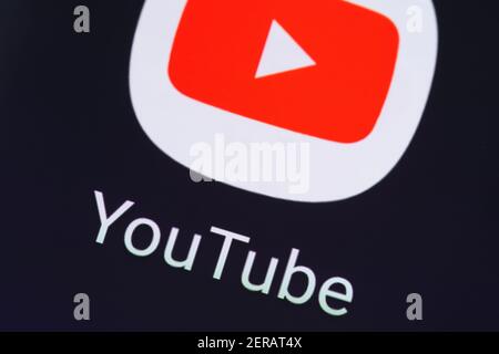 Eine Makroaufnahme auf einem Smartphone-Bildschirm der App Logo für YouTube - eine amerikanische Online-Video-Sharing-Plattform Stockfoto