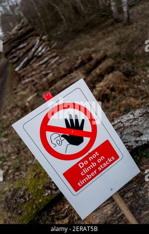 Forstwirtschaft Kommission Gesundheit und Sicherheit Zeichen 'Keep off Log Stacks". Stockfoto