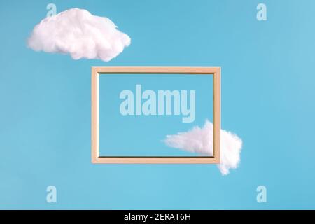 Rahmen auf blauem Hintergrund mit abstrakten Wolken Stockfoto