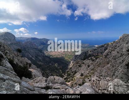 Spektakuläre Aussicht vom Gipfel des Mount L'Ofre auf die Dorf Soller Im Tramuntana-Gebirge Auf Der Baleareninsel Mallorca auf EINEM sonnigen Winter Da Stockfoto