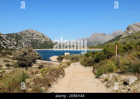 Wandern auf dem Trail zum Mount L'Ofre mit Blick nach hinten Zum Cuber See Im Tramuntana Gebirge Auf Balearen Insel Mallorca auf EINEM sonnigen Winter D Stockfoto