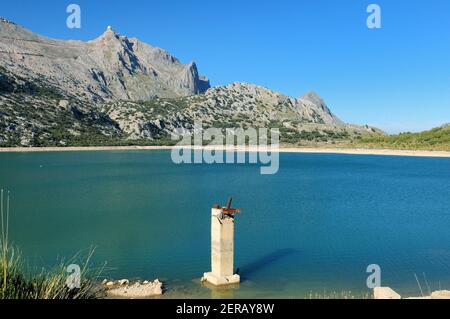 Blick Auf Den Mount Puig Major Am Green Shimmering Lake Cuber Im Tramuntana-Gebirge auf der Baleareninsel Mallorca auf EINER Sonniger Wintertag mit EINEM klaren Blu Stockfoto