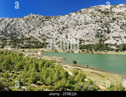 Blick Auf Die Karge Landschaft Am Cuber See In Der Tramuntana Berge auf der Baleareninsel Mallorca an EINEM sonnigen Wintertag Mit EINEM klaren blauen Himmel Stockfoto