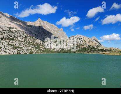 Blick Auf Den Mount Puig Major Am Green Coloured Lake Cuber Im Tramuntana-Gebirge Auf Der Baleareninsel Mallorca Ein sonniger Wintertag Stockfoto