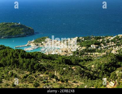 Spektakuläre Aussicht Vom Aussichtspunkt Mirador De Ses Barques Zu Das Mittelmeer Und Port De Soller Village In Der Tramuntana Berge Mallorca Stockfoto