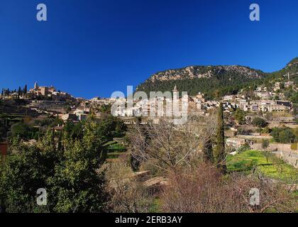 Blick Auf Das Malerische Dorf Valldemossa Innerhalb Der Bergigen Landschaft von Tramuntana auf Balearen Insel Mallorca auf EINEM sonnigen Wintertag Stockfoto