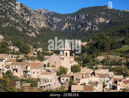 Blick Auf Das Malerische Dorf Valldemossa Auf Der Baleareninsel Mallorca an EINEM sonnigen Wintertag mit EINEM klaren Blau Himmel Stockfoto