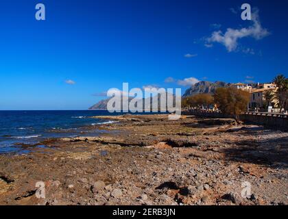 Rocky Beach In Colonia Sant Pere Auf Der Baleareninsel Mallorca An EINEM sonnigen Wintertag mit KLAREM blauen Himmel Stockfoto