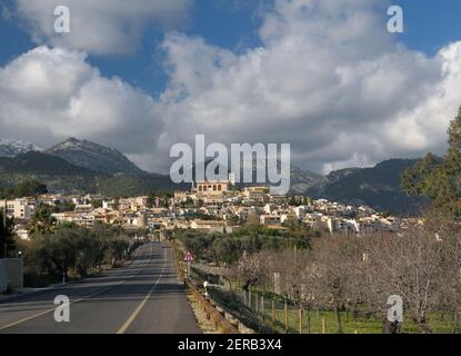 Blick Auf Die Malerische Stadt Selva Mit Der Tramuntana Berge im Hintergrund auf Baleareninsel Mallorca auf EINEM Sonniger Wintertag Stockfoto