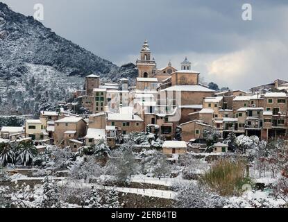 Blick Auf Das Historische Dorf Valldemossa Und Seine Kartause Eine verschneite Landschaft im Tramuntana-Gebirge auf Insel Mallorca Auf EINEM Winter-DSY Stockfoto