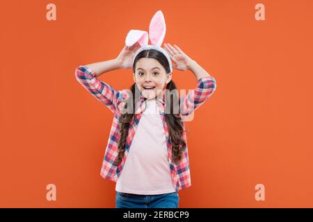 Happy teen Mädchen tragen Hase Ohren. Frohe Ostern. Kindheit Glück. Kind in Kaninchen Kostüm. Zeit für Spaß. Liebenswert Kind trägt lustige Hasenohren. ostern Frühling Urlaub. Stockfoto